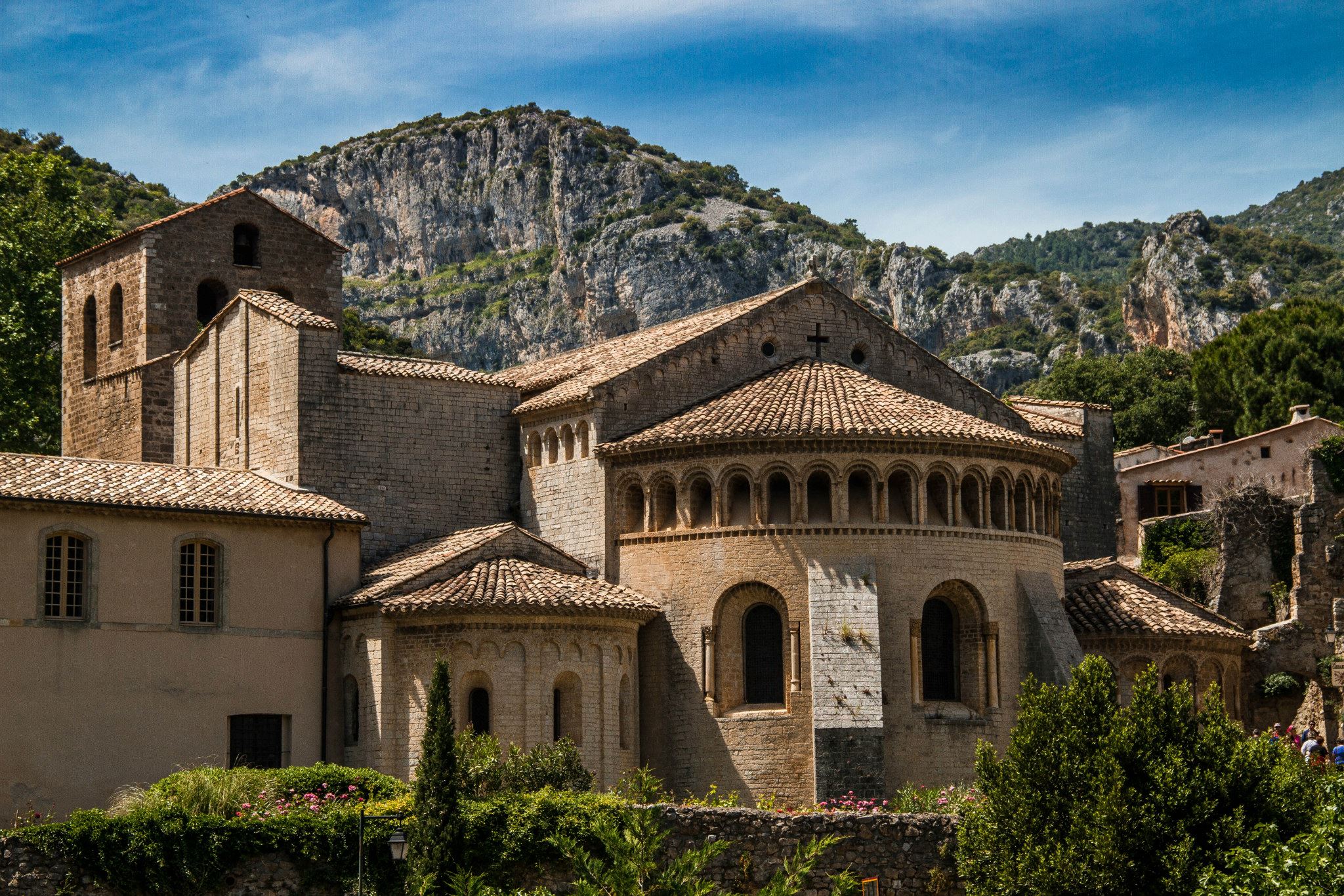 Extérieur_de_l’Abbaye_de_Gellone_à_Saint_guilhem_le_désert