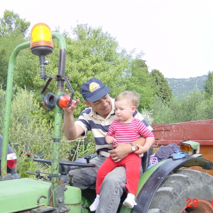 Sylvain-Malena-au-tracteur