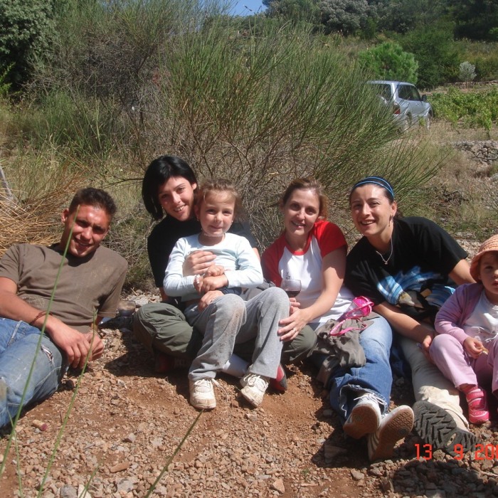 Despues-de-la-comida-Ana-con-la-copa-aun...